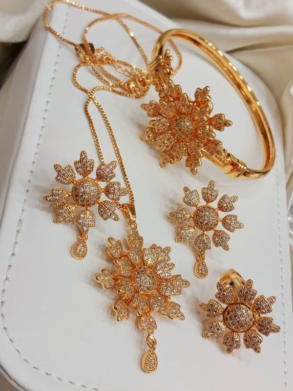 Chic Gold-Plated Locket Set from China – Sophistication for Less - Image 4