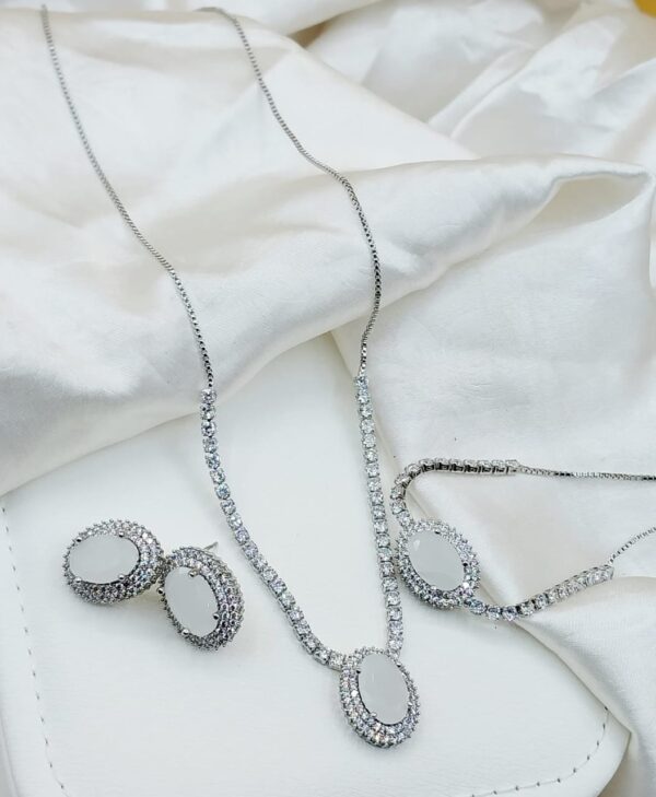 Elegant China Gold-Plated Locket Set – Timeless Charm at an Unbeatable Price - Image 2