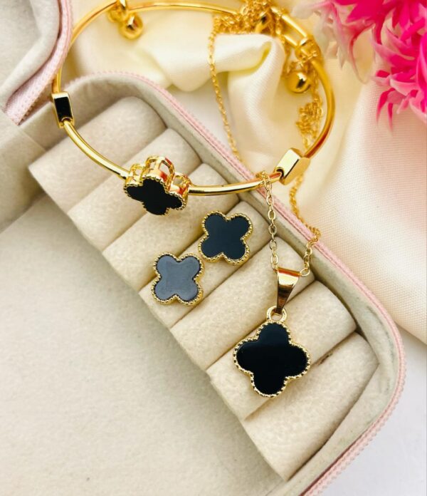 Elegant China Gold-Plated Locket Set – Timeless Beauty at Rs 750 - Image 4