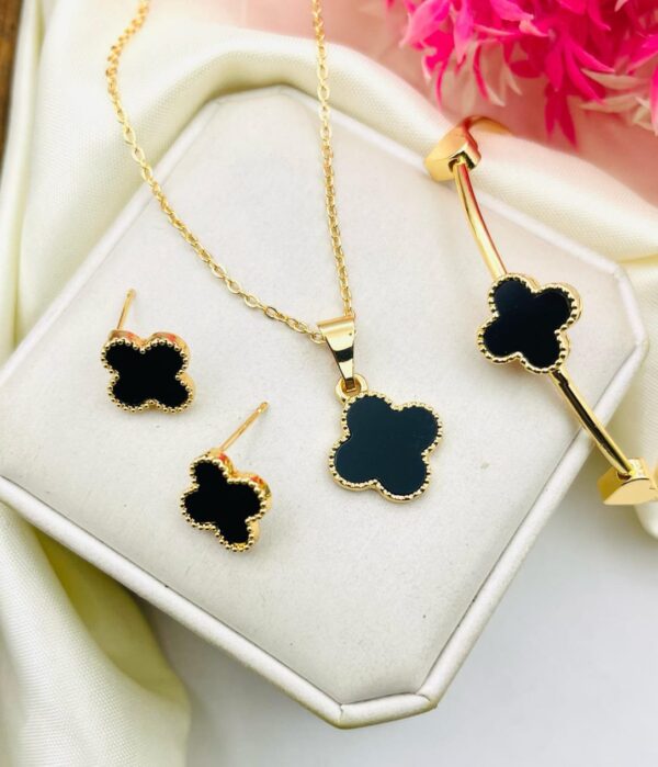 Elegant China Gold-Plated Locket Set – Timeless Beauty at Rs 750 - Image 5