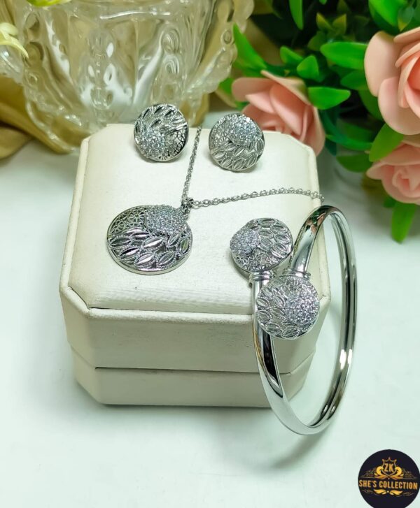 Elegant China Gold-Plated Zarqoon Locket Set with Matching Bangle