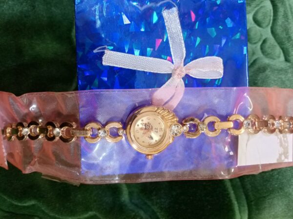 Elegant Ladies Watch with Stylish Gift Box – Affordable Luxury at 800 - Image 2
